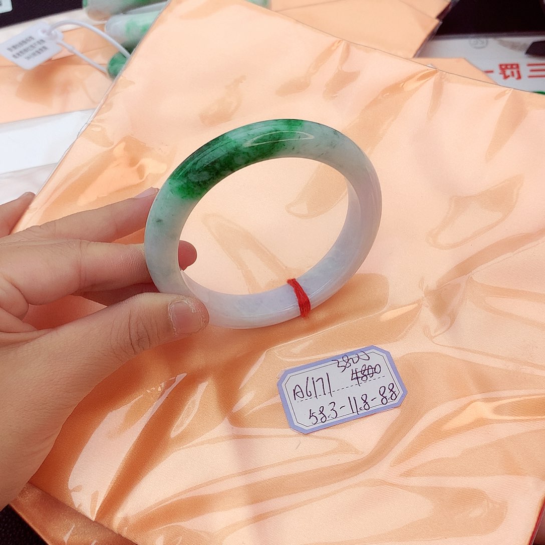 翡翠手镯未镶嵌翡翠