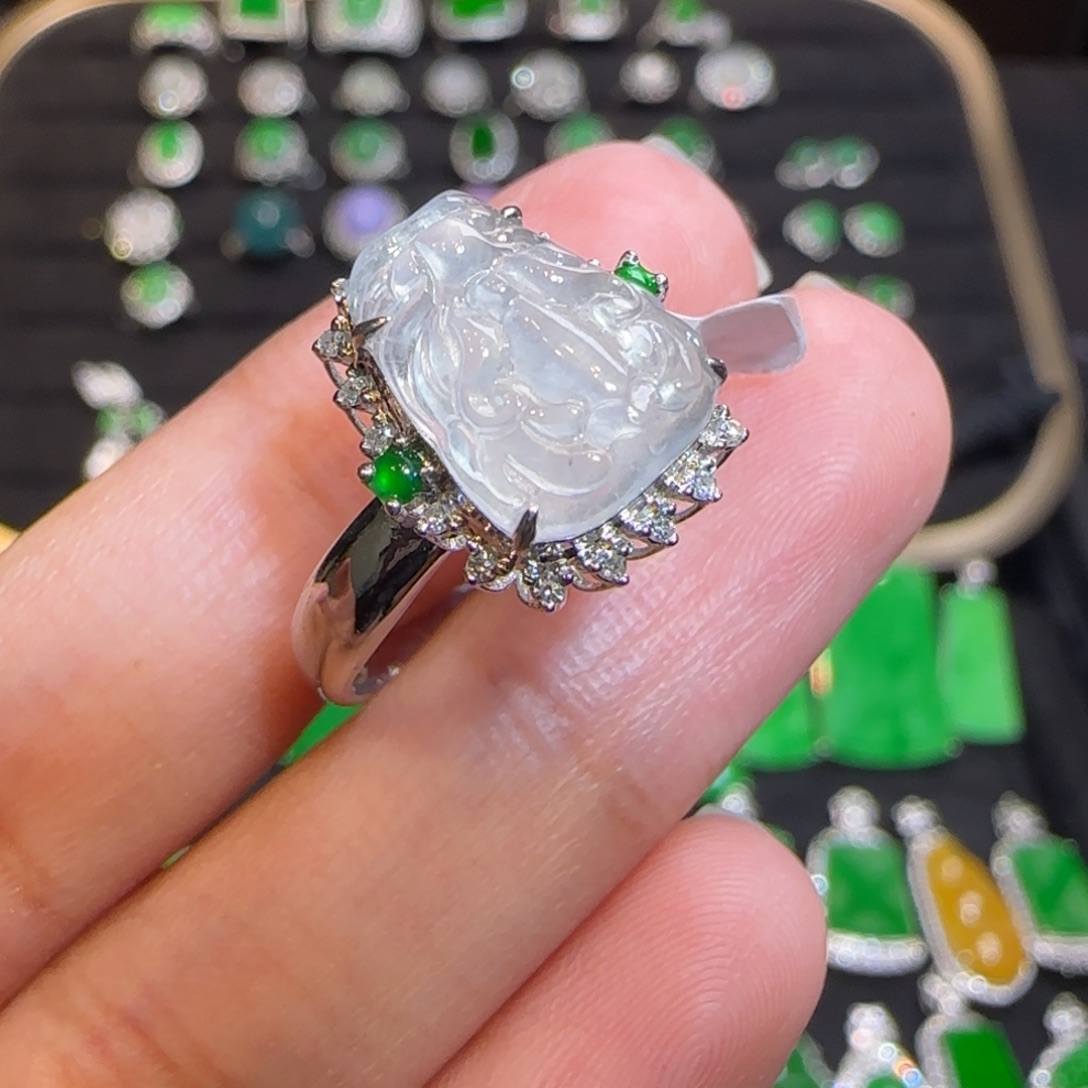 翡翠18K金镶嵌颈饰戒指