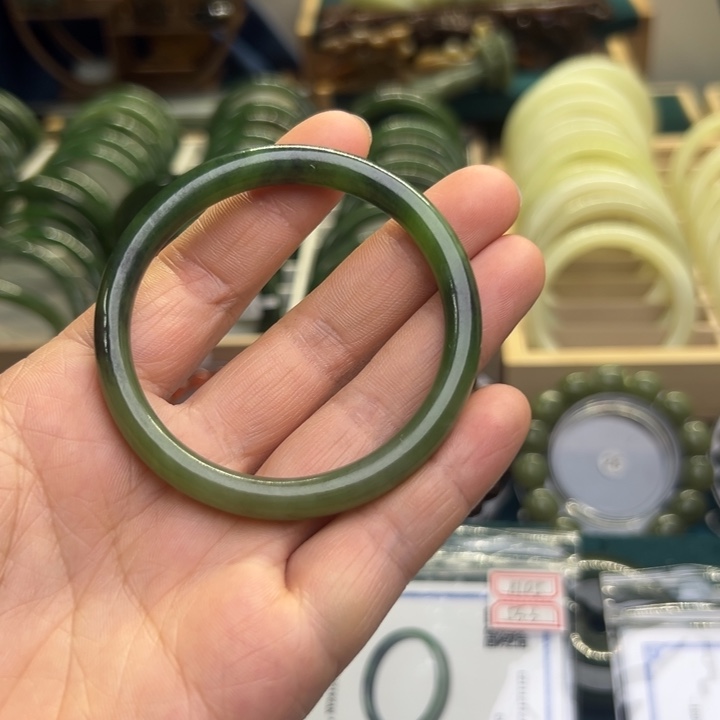 和田玉手镯未镶嵌53.3圈围8105