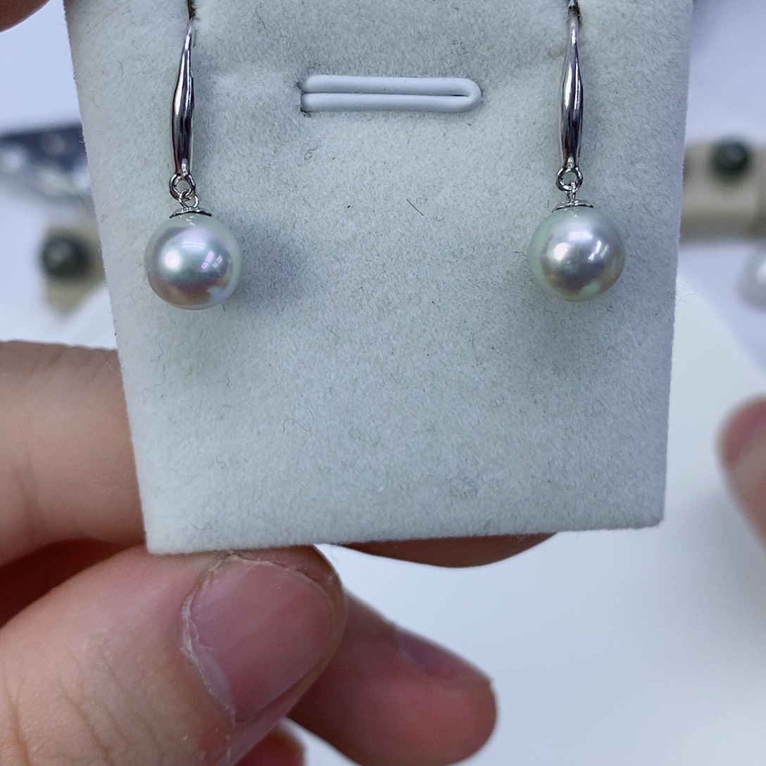 18K金镶嵌海水珍珠耳饰