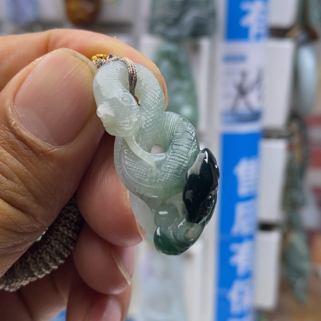 翡翠颈饰未镶嵌蛇