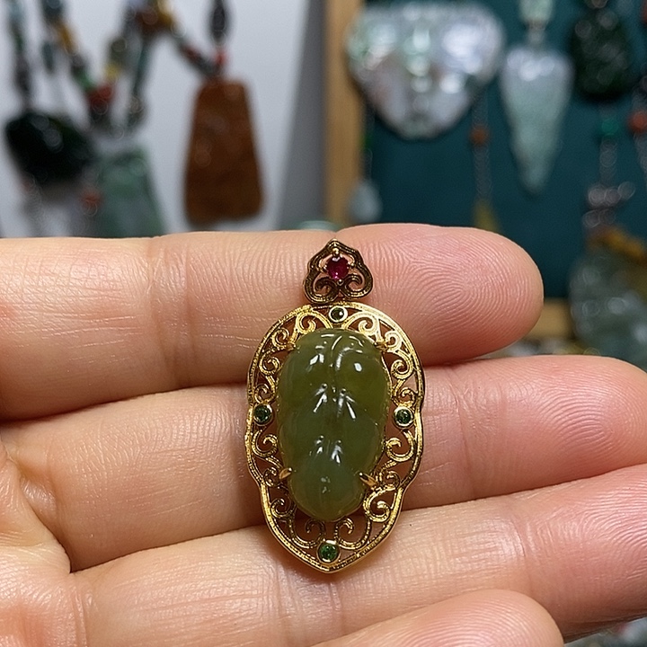 翡翠未镶嵌吊坠(赠链)