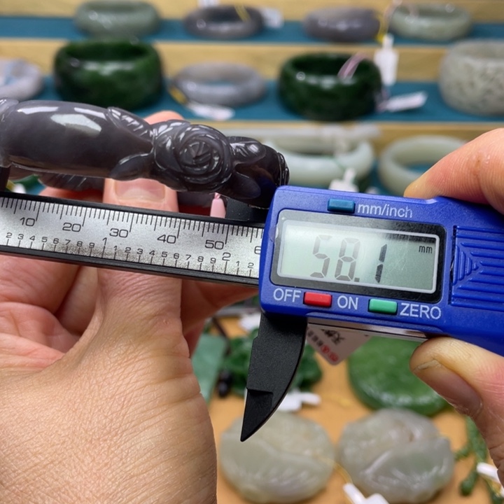 和田玉手镯56—57圈口。编号83未镶嵌