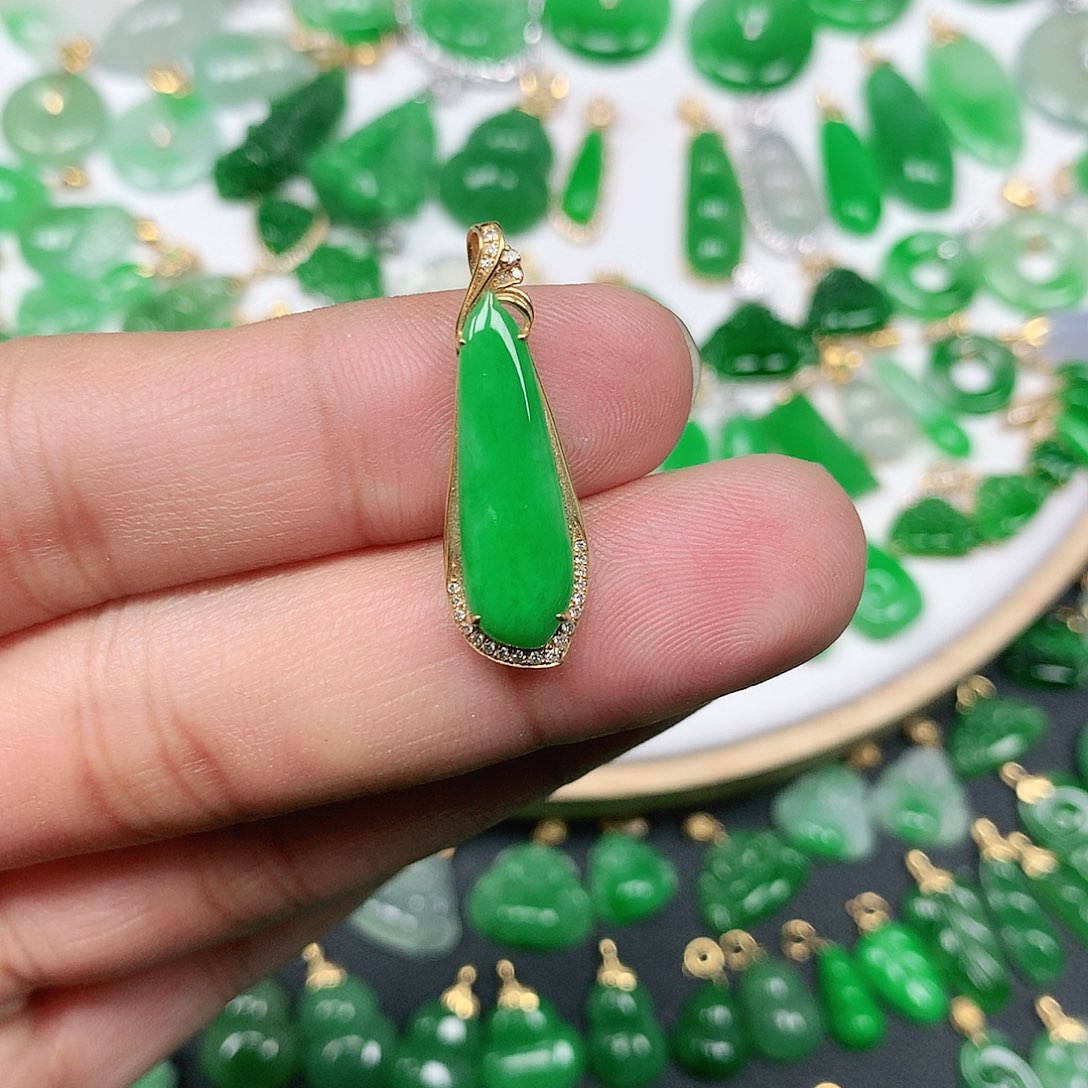 云***·翡翠18K金镶嵌颈饰飘阳绿福瓜