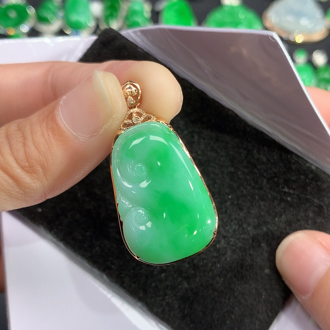 翡翠吊坠(赠链)18K金镶嵌