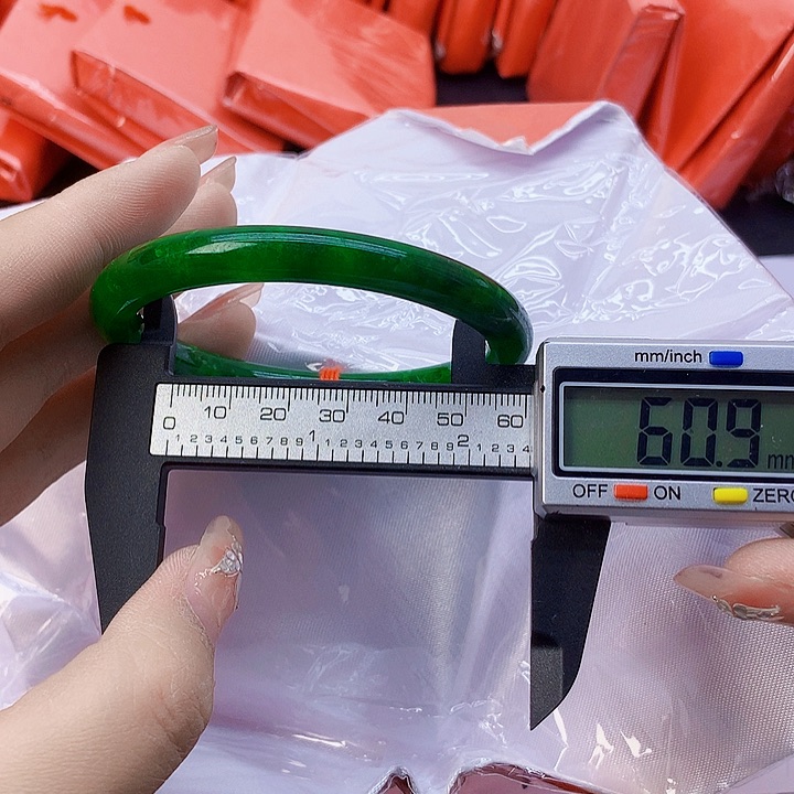翡翠手镯未镶嵌67。 