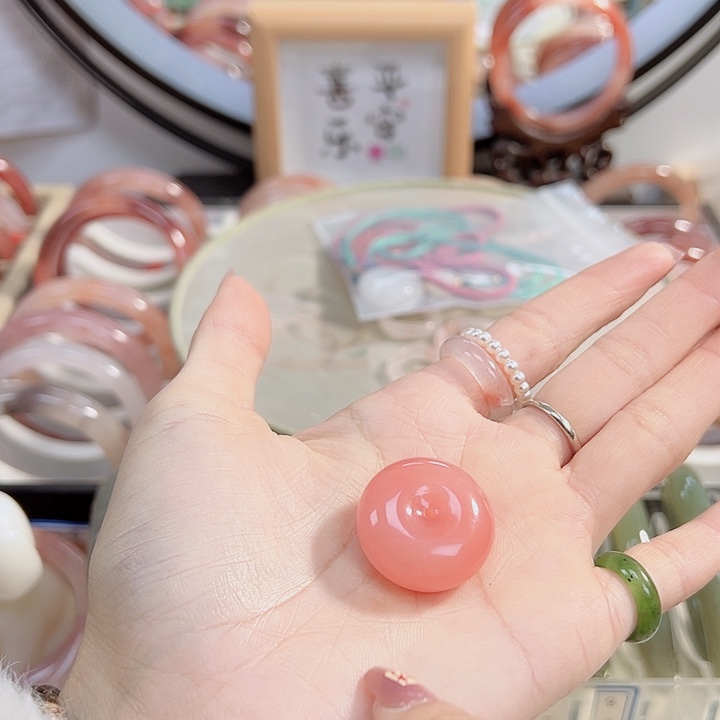 石英质玉手镯未镶嵌大****莉