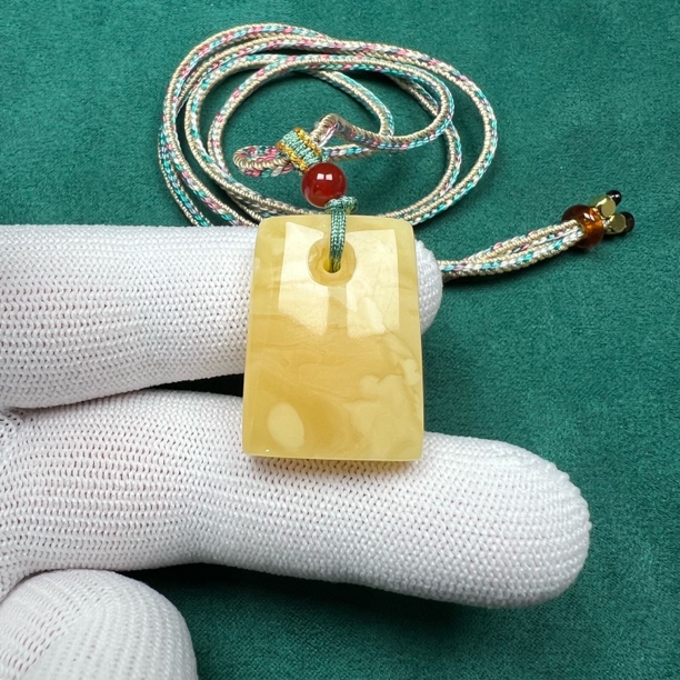 Y6866天然蜜蜡 俄料无事牌挂件22*30*8mm一物一图假一罚十