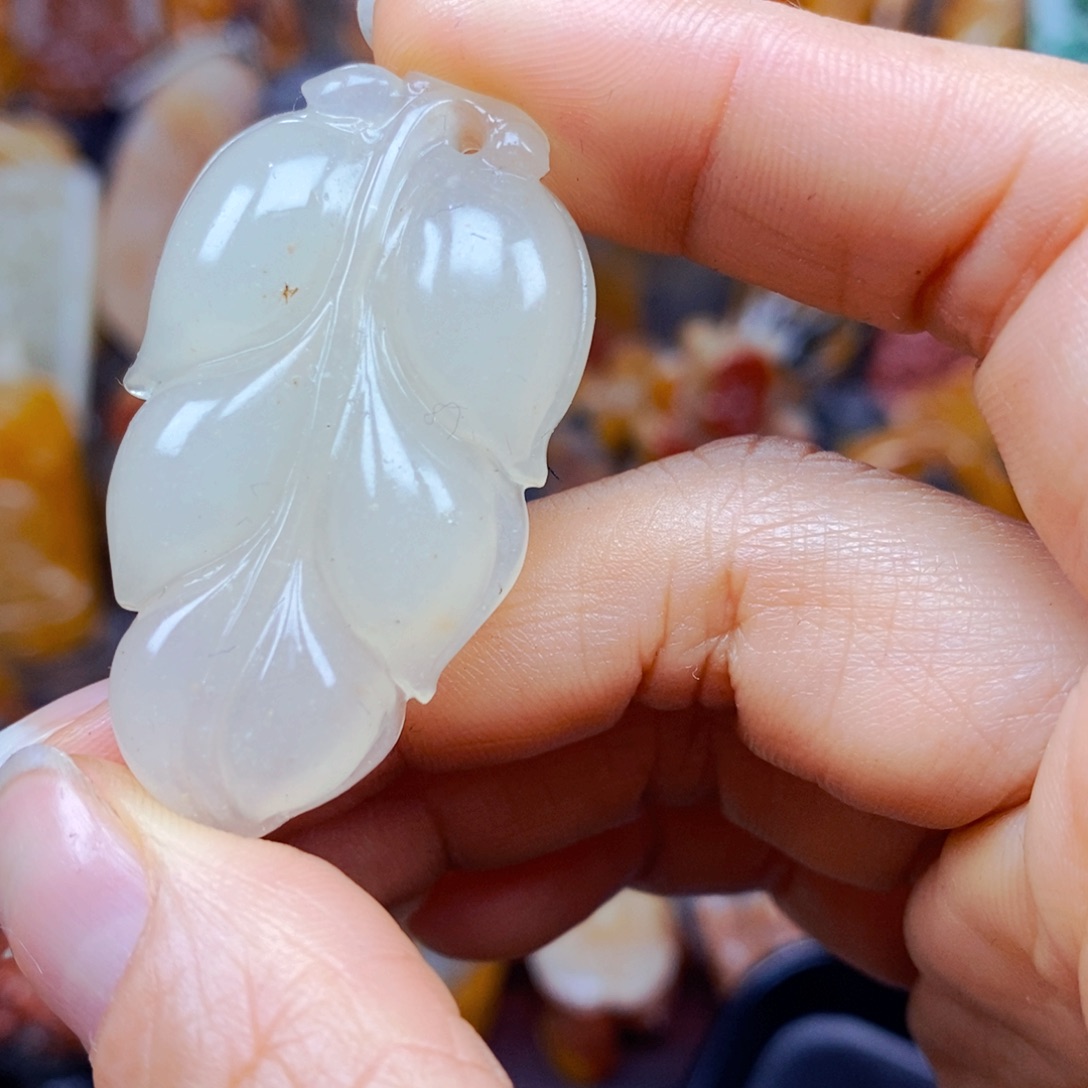 石英质玉（黄龙玉）未镶嵌颈饰