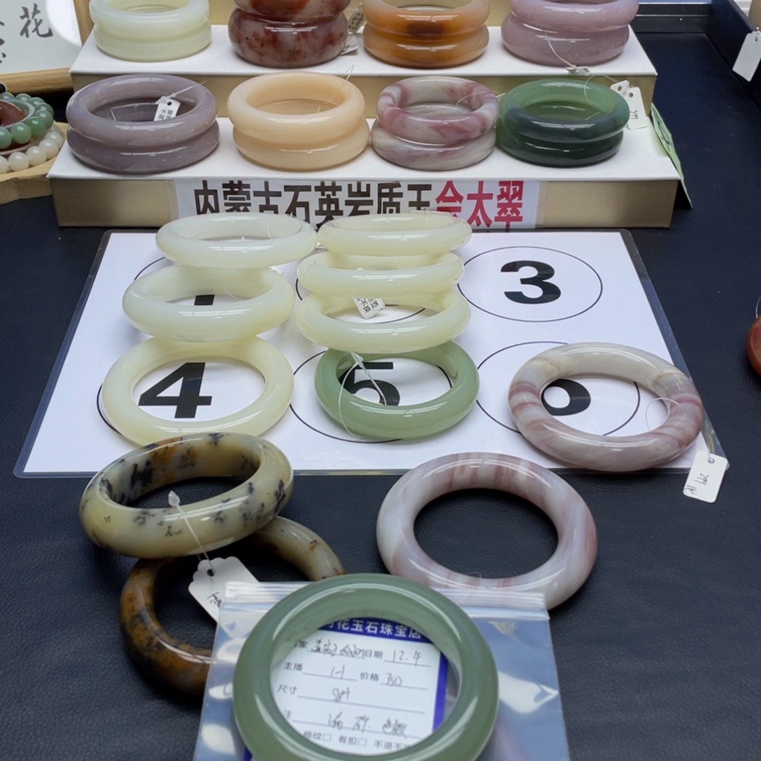 李****石英质玉未镶嵌手镯