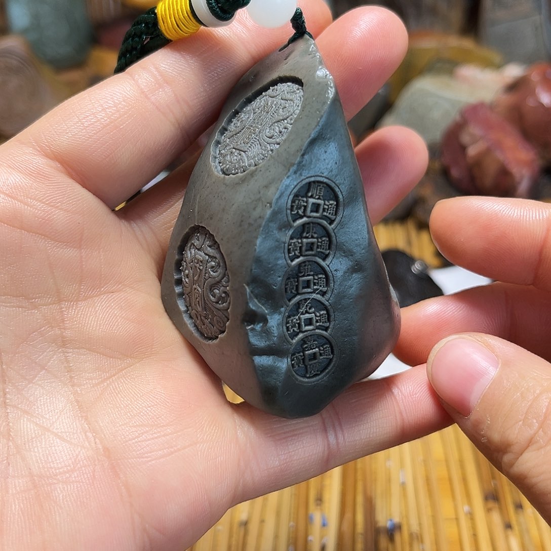 新疆原石雕刻手把件