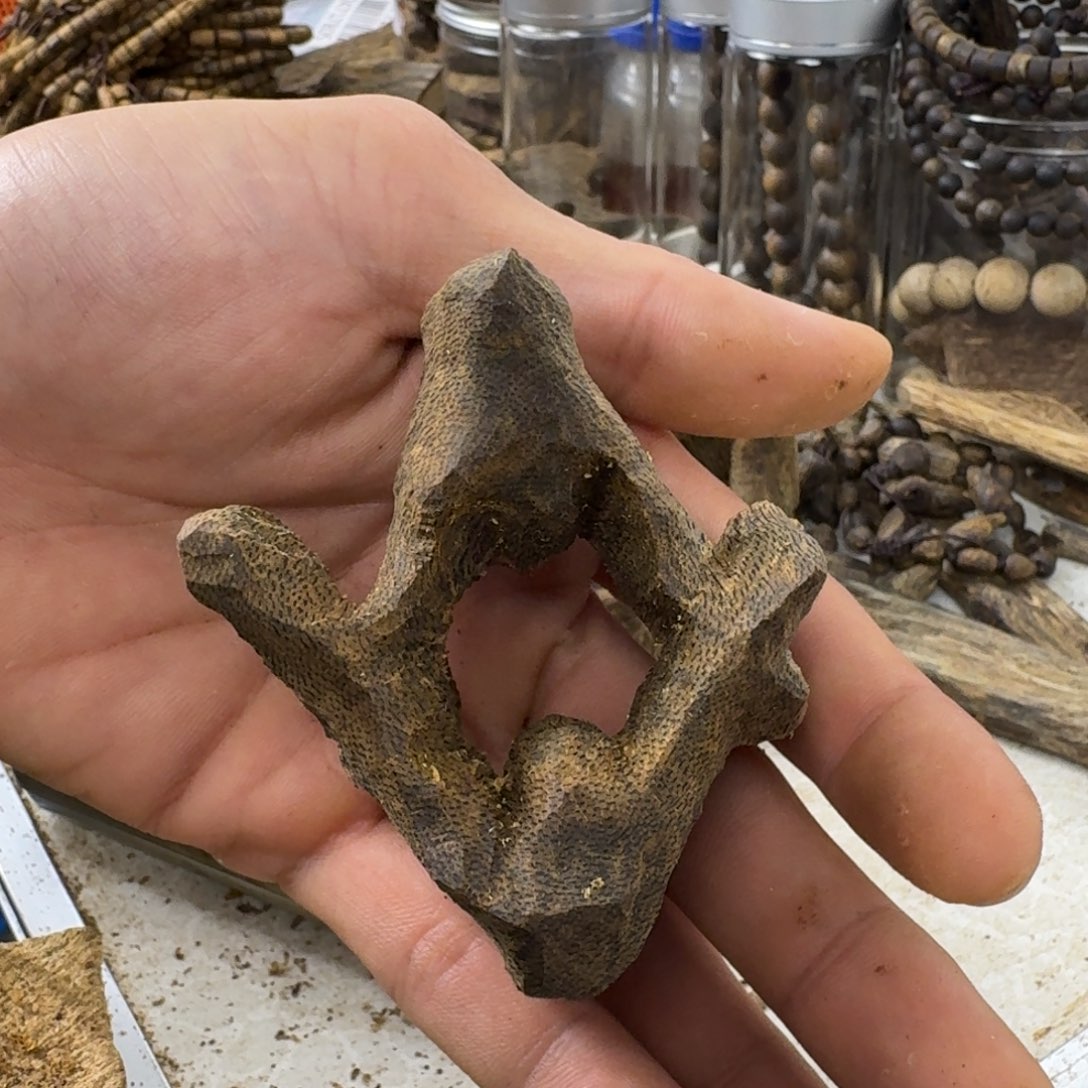 L***o沉香摆件海南乌身圆原料38克