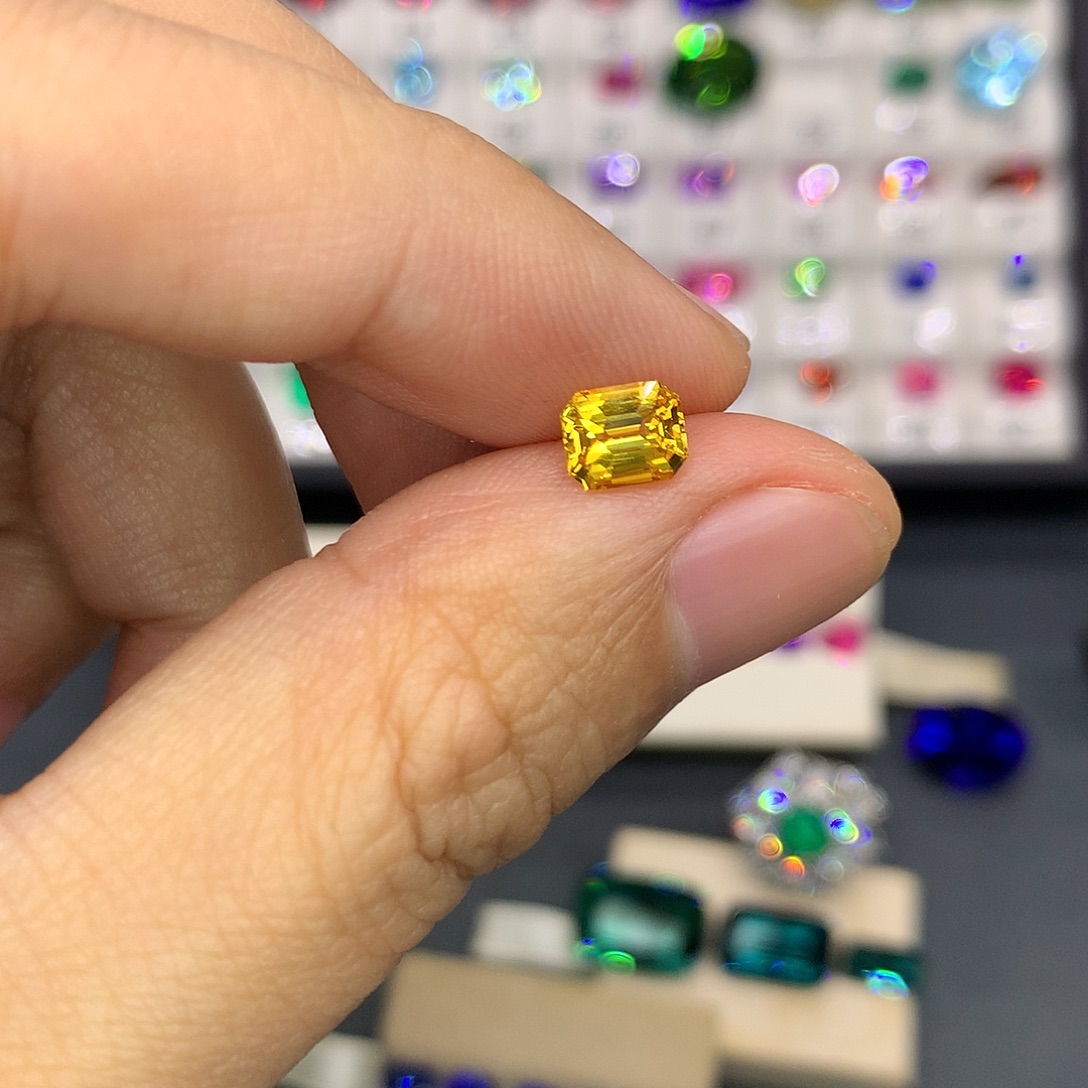 彩色蓝宝石裸石1.06克拉全净全净黄蓝宝