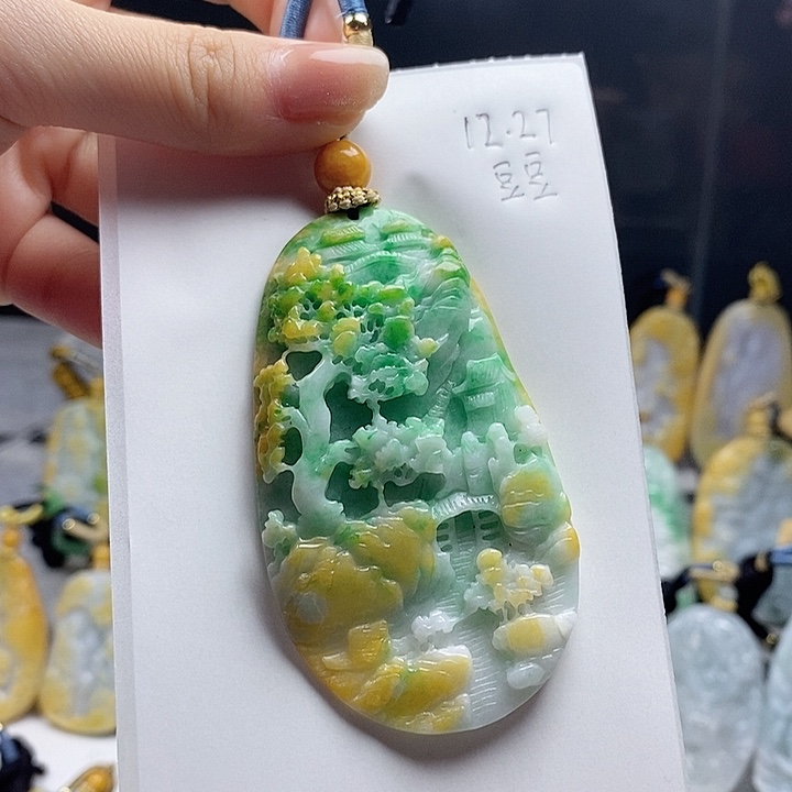 颈饰未镶嵌翡翠我**字.