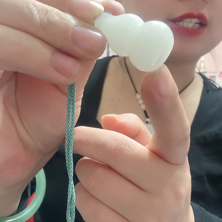 石英质玉颈饰未镶嵌葫芦瑕疵