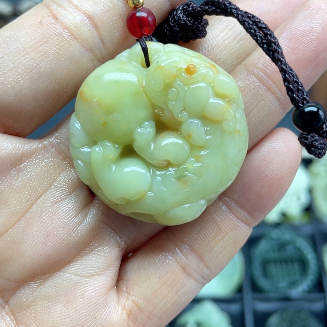 蛇纹石玉未镶嵌颈饰