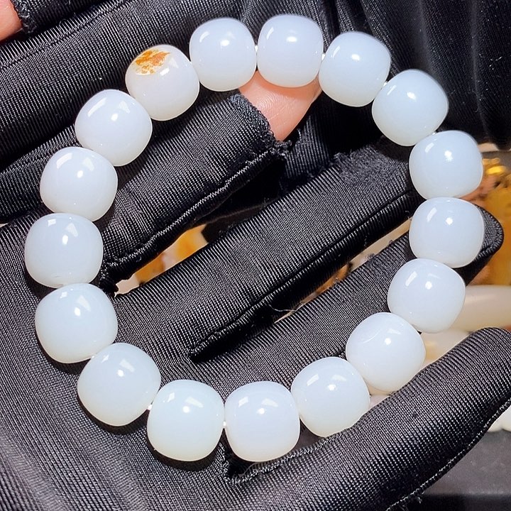 和田玉套链未镶嵌在**.