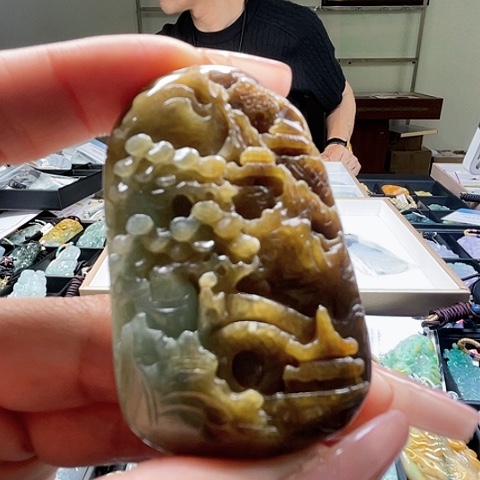 翡翠未镶嵌颈饰一个