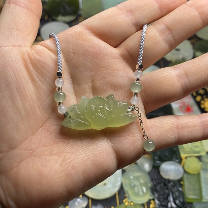 蛇纹石玉颈饰合金