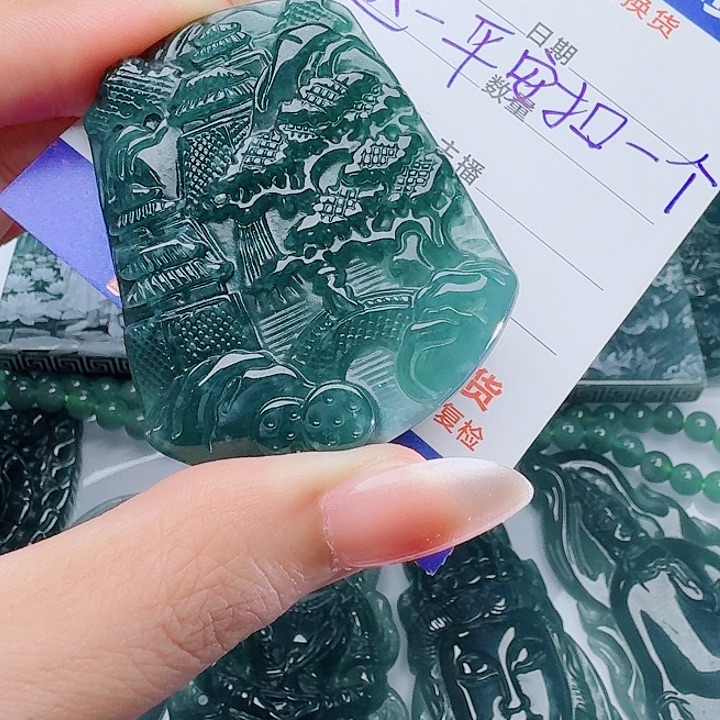 翡翠未镶嵌颈饰多样性发其一