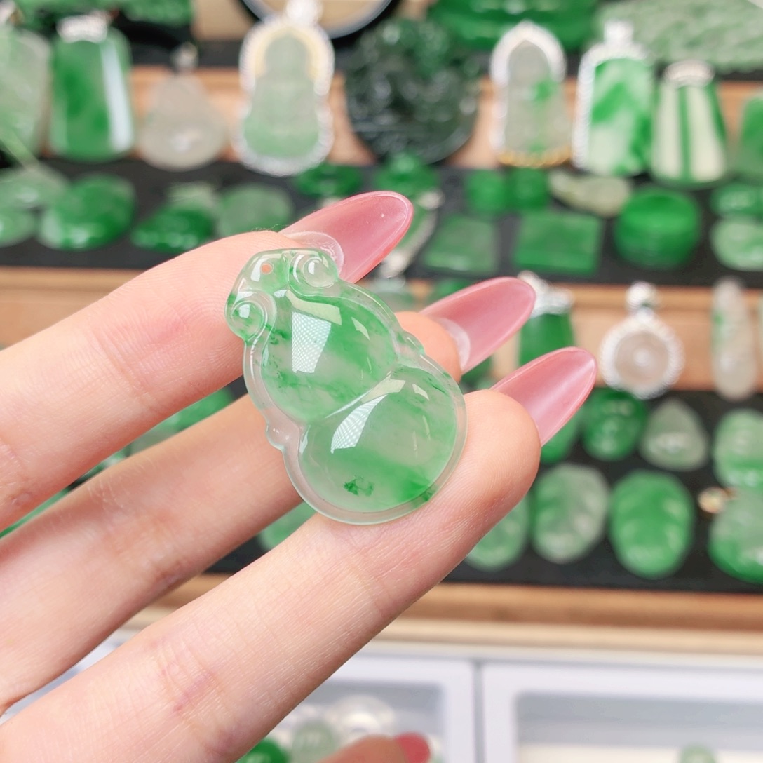 颈饰未镶嵌石英质玉（非洲翠）