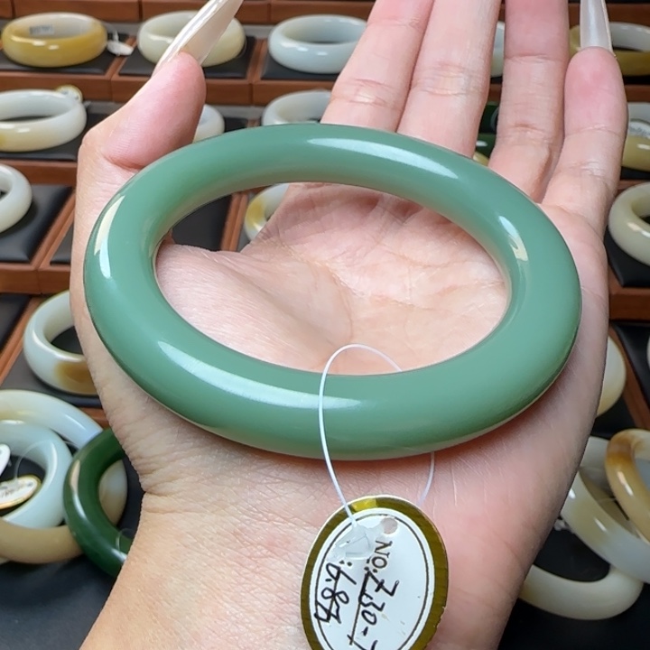 和田玉未镶嵌手镯粉绿圆条57.1