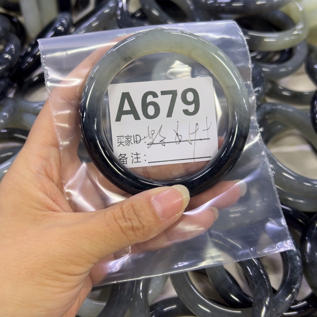 一***光蛇纹石玉未镶嵌手镯