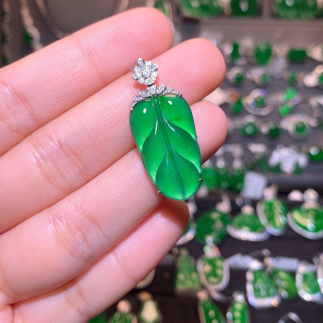 翡翠颈饰18K金镶嵌叶子