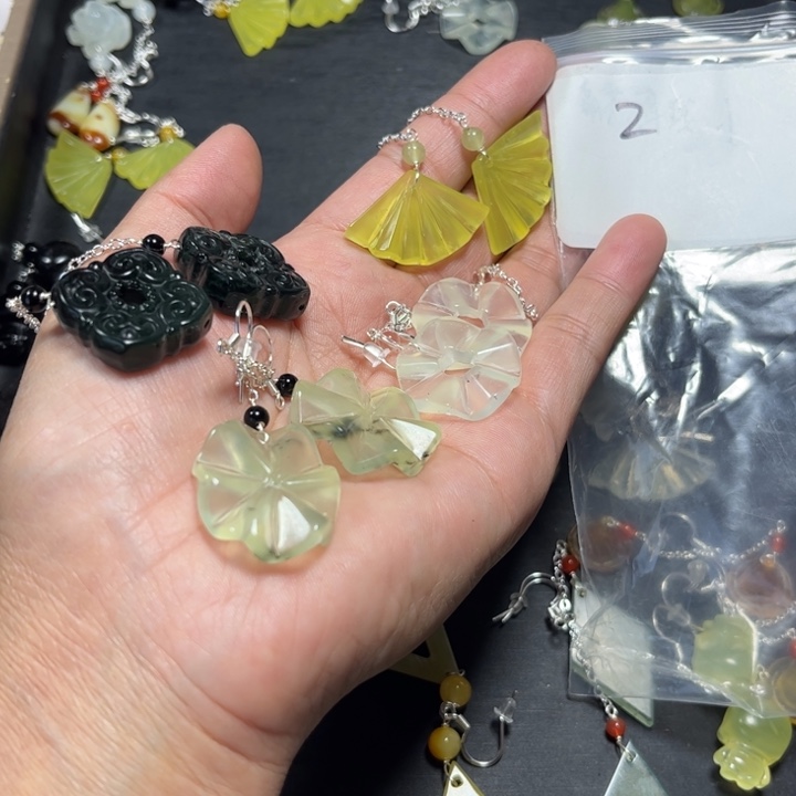 家***贝蛇纹石玉合金吊坠