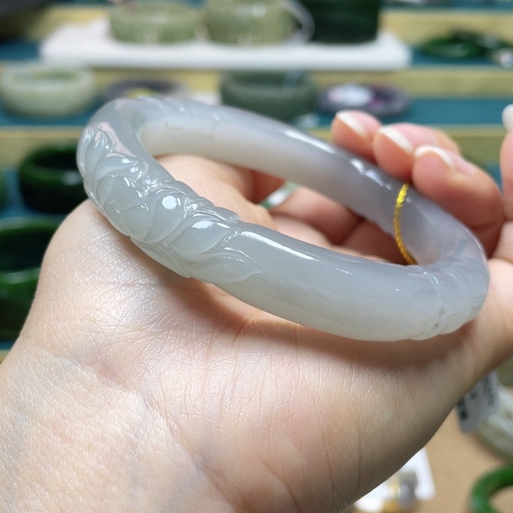 和田玉手镯62圈口。编号81未镶嵌