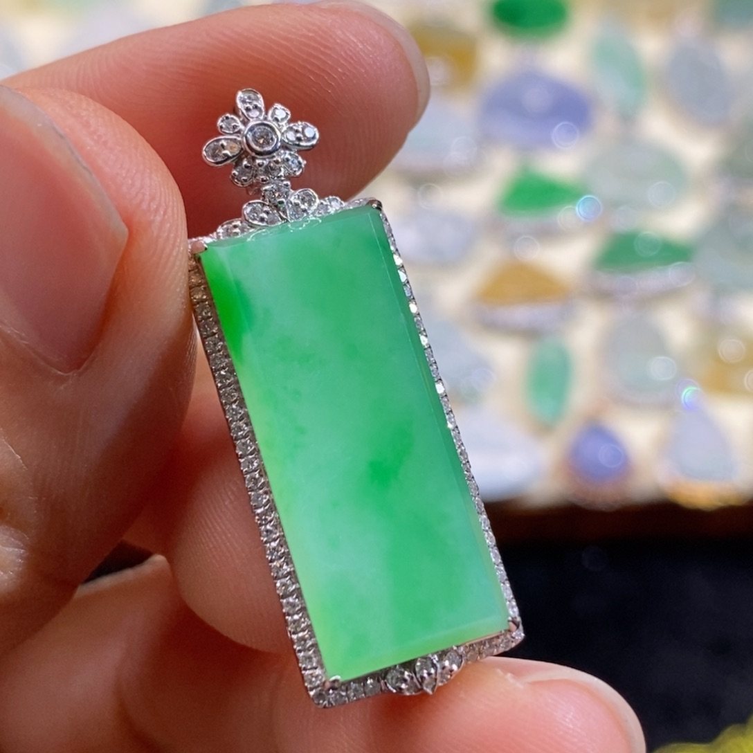 翡翠18K金镶嵌颈饰