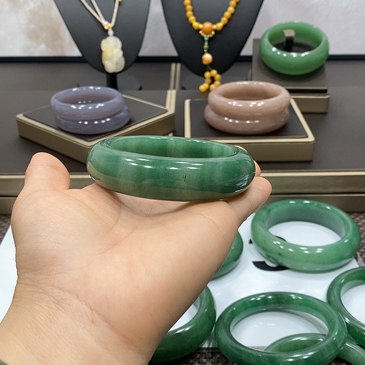 东陵石颈饰未镶嵌二**拽