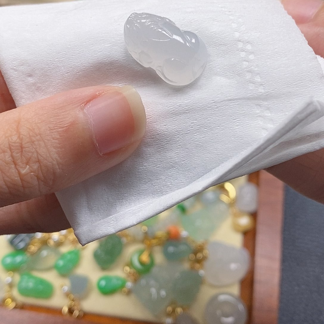 翡翠未镶嵌颈饰妍**?闪