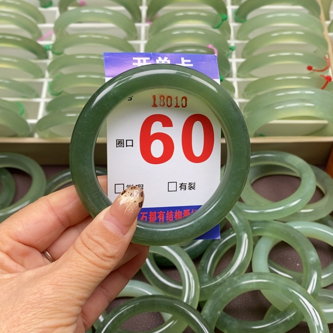 平***处蛇纹石玉未镶嵌手镯