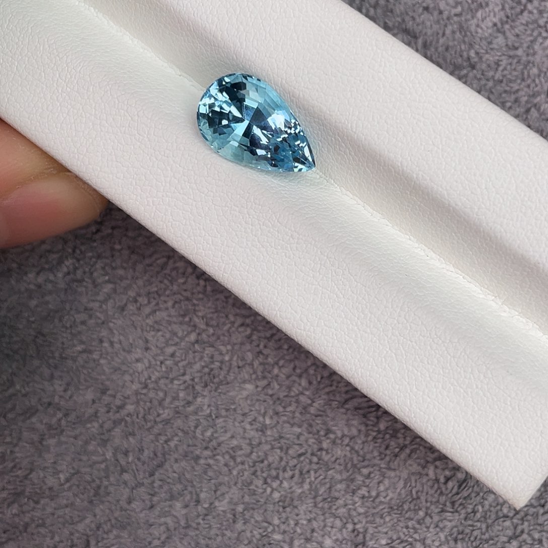 海蓝宝石裸石未镶嵌4.68Ct。