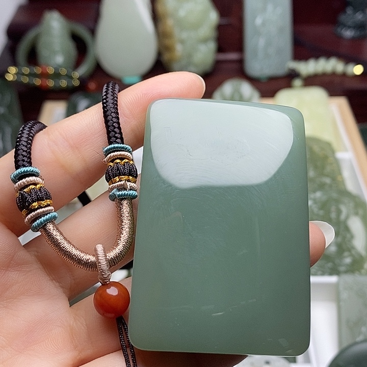 用***下和田玉未镶嵌颈饰