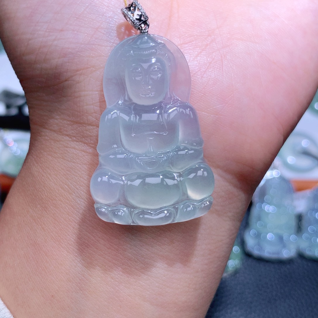 翡翠18K金镶嵌颈饰观音