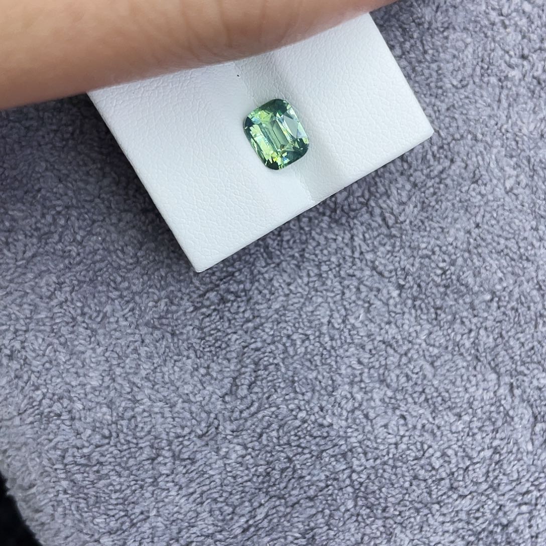 用***6未镶嵌天然锆石裸石1.74Ct。 