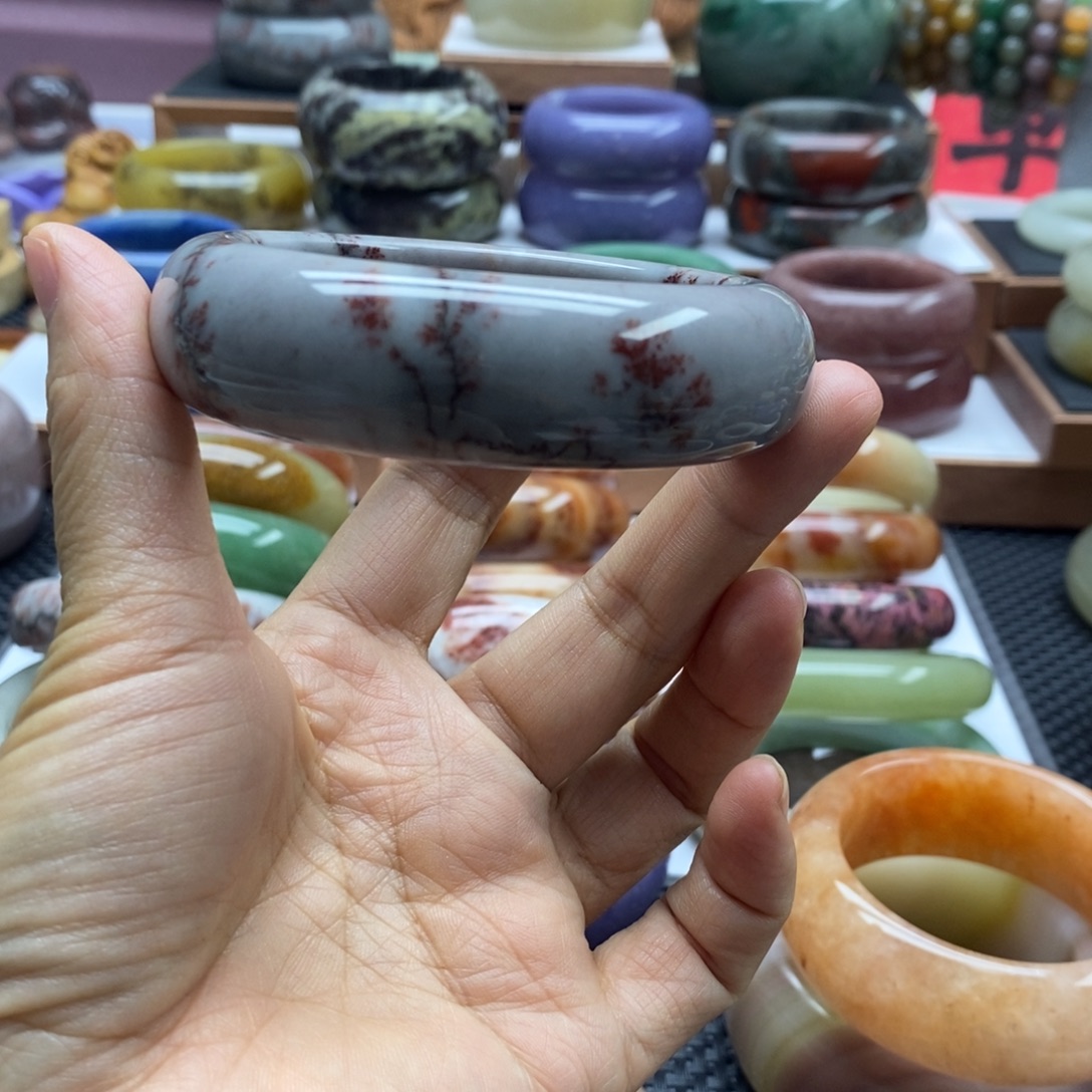歌***亮石英岩玉手镯未镶嵌