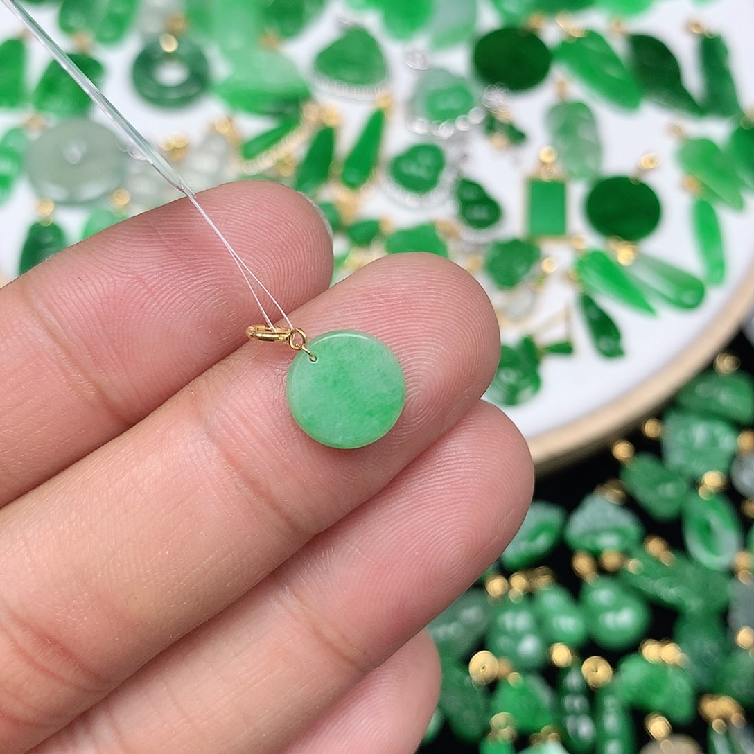 翡翠配石18K金扣 小巧精美飘阳绿小圆牌