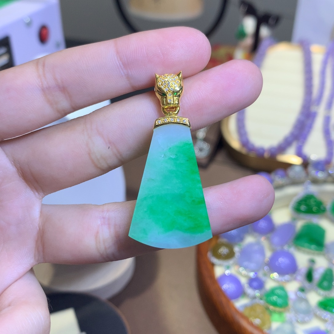 翡翠18K金镶嵌颈饰翡翠