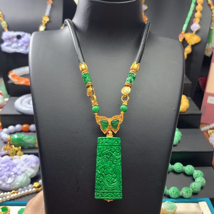 翡翠颈饰未镶嵌翡翠路路通