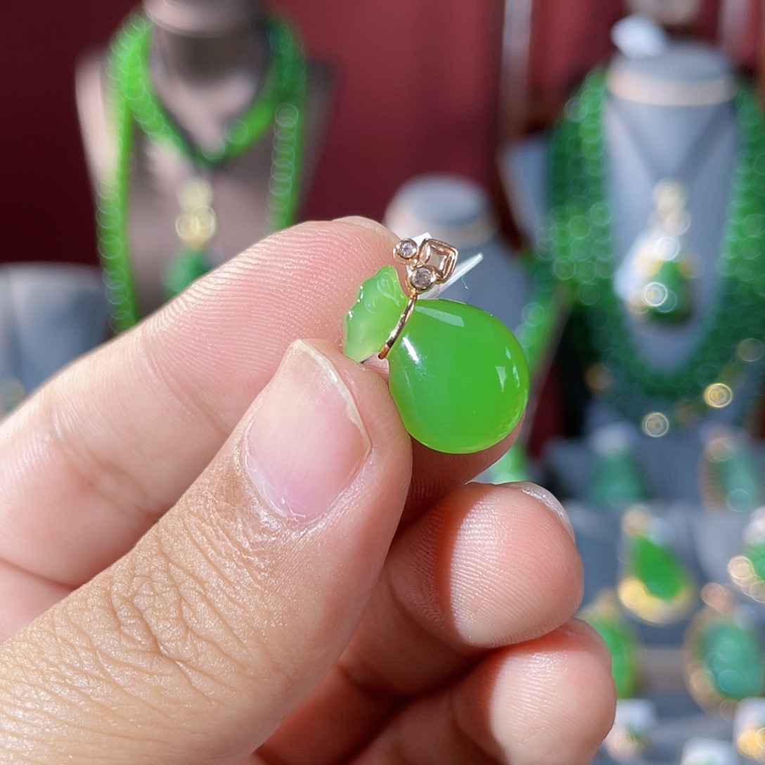 颈饰18K金镶嵌和田玉（碧玉）