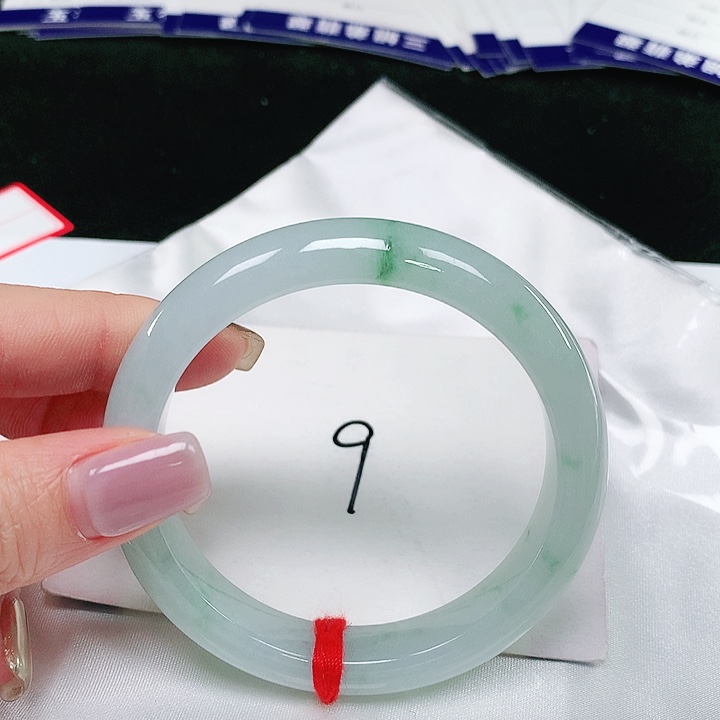 翡翠手镯未镶嵌翡翠手镯未镶嵌