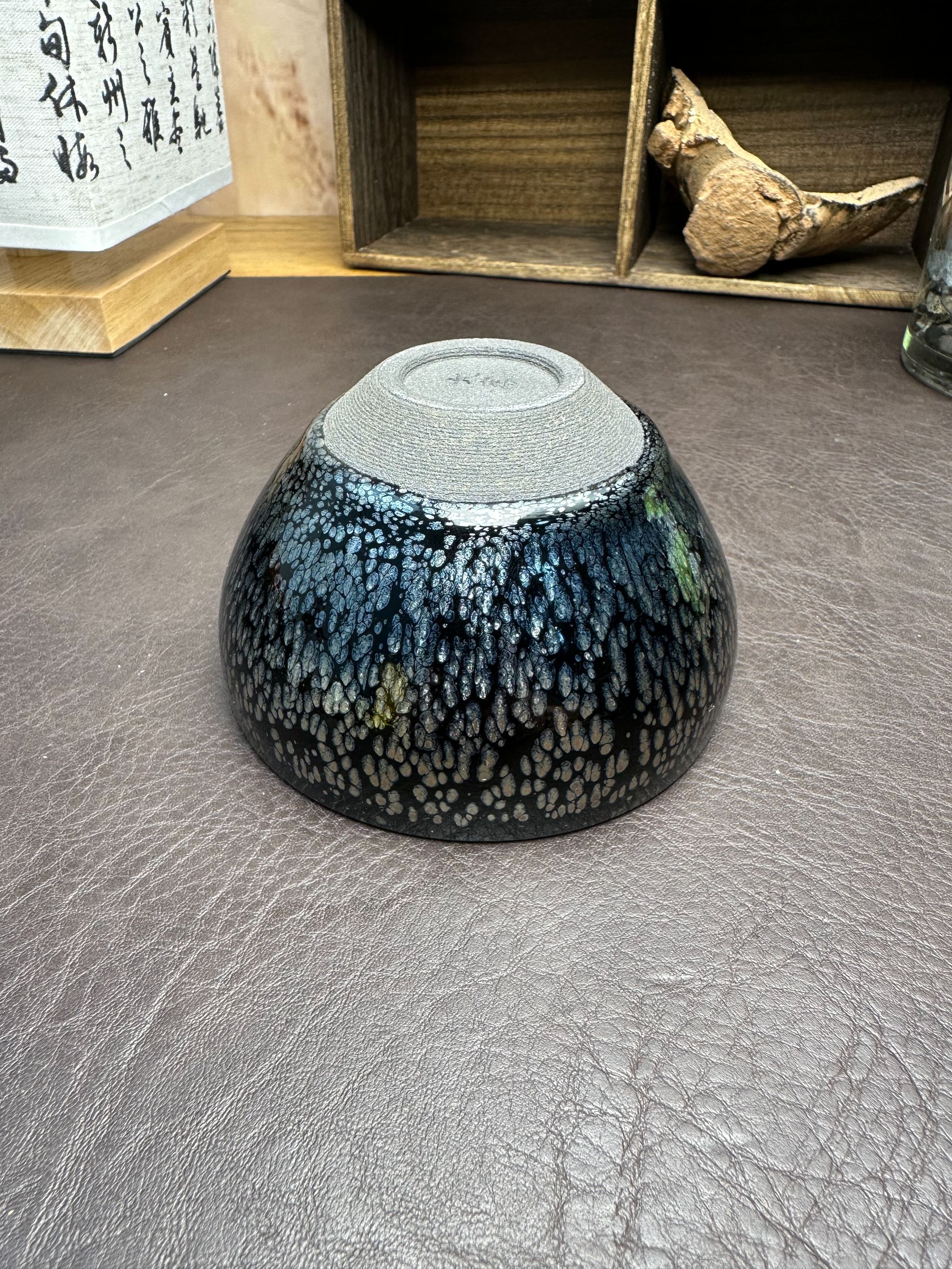 电烧黑底银斑建盏