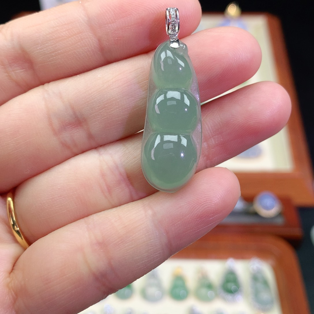 翡翠颈饰18K金镶嵌天然翡翠吊坠a货