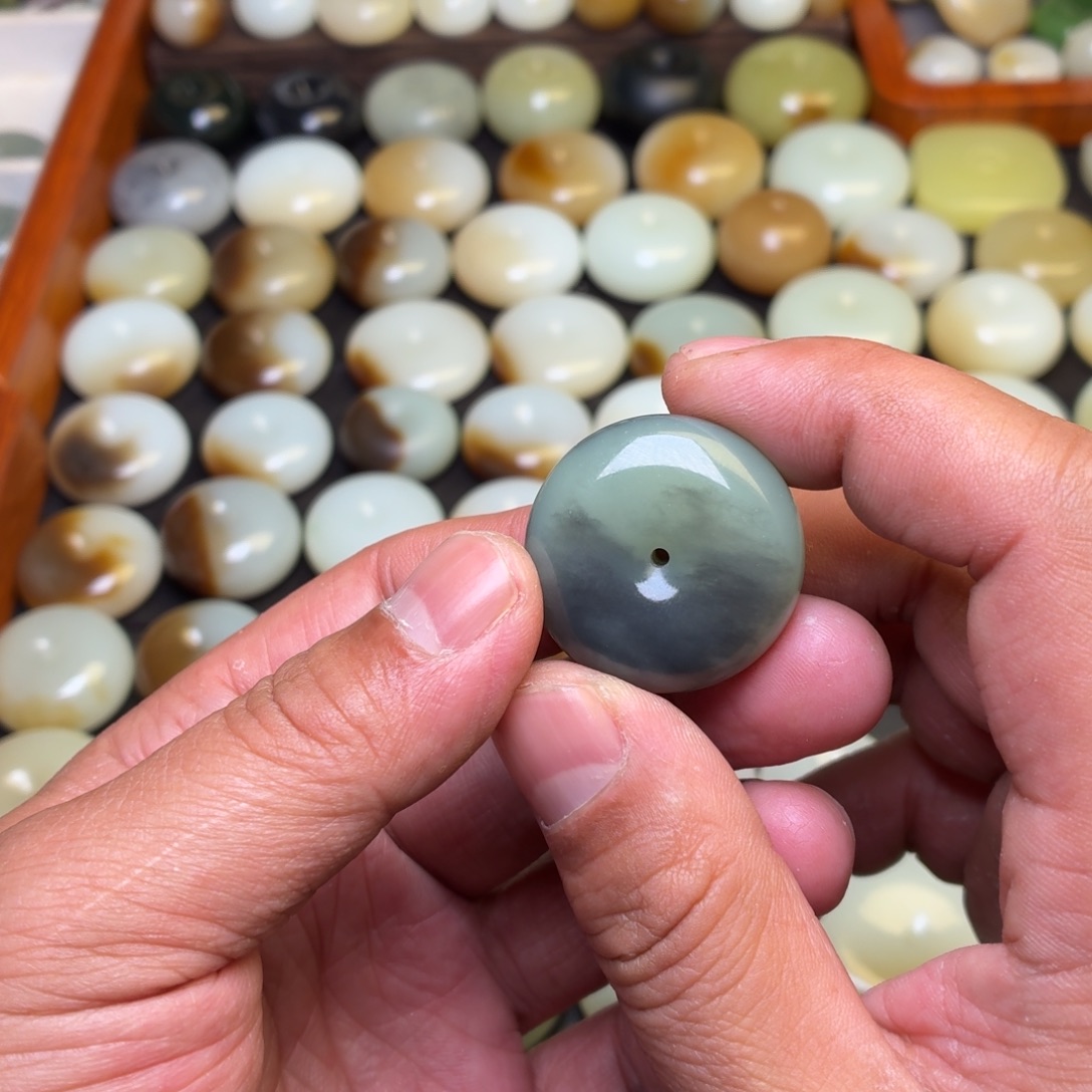 解***师和田玉未镶嵌颈饰
