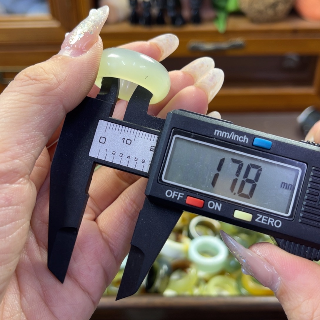 蛇纹石玉未镶嵌手镯107