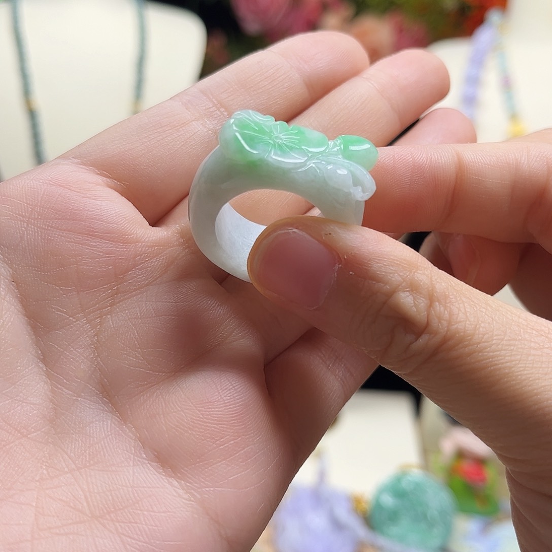 翡翠颈饰未镶嵌扳指