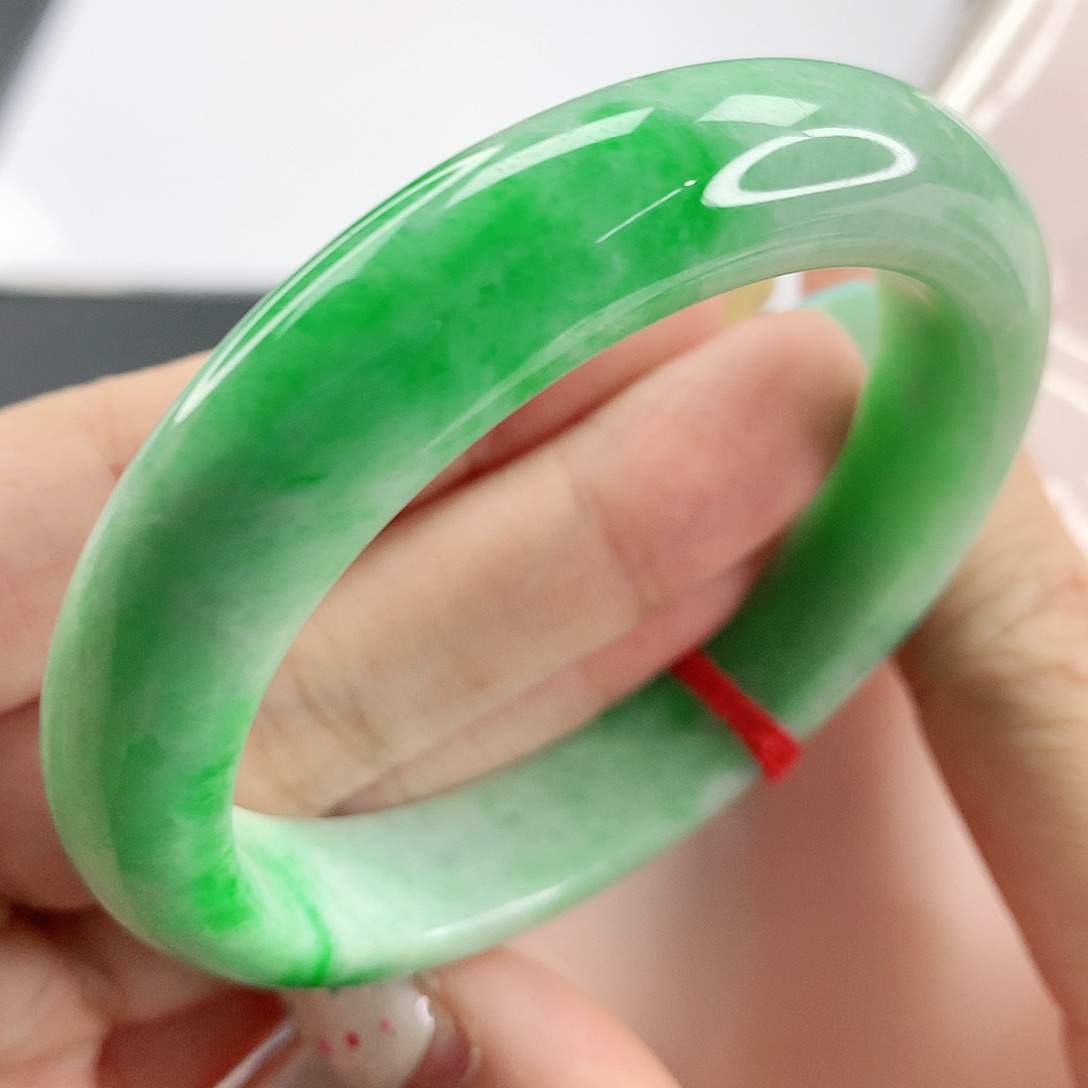 翡翠手镯未镶嵌，511